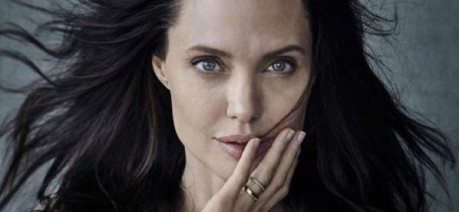 Η νέα εμφάνιση της Angelina Jolie μετά το χαμό με τα… σκελετωμένα χέρια της Η νέα εμφάνιση της Angelina Jolie μετά το χαμό με τα… σκελετωμένα χέρια της