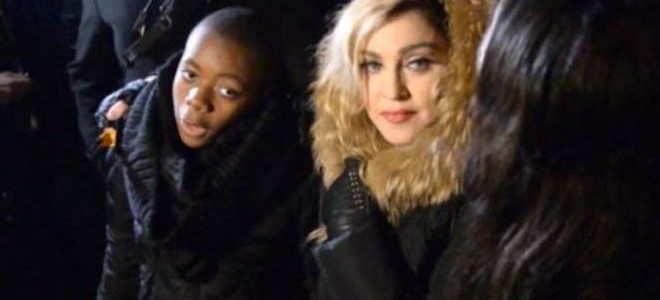 To πιο συγκινητικό βίντεο που έχετε δει: Η Μadonna μαζί με τον γιο της τραγουδούν και δακρύζουν στον τόπο του μακελειού στο Παρίσι To πιο συγκινητικό βίντεο που έχετε δει: Η Μadonna μαζί με τον γιο της τραγουδούν και δακρύζουν στον τόπο του μακελειού στο Παρίσι