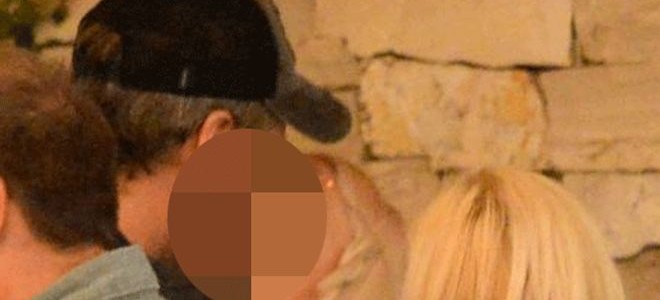 Πασίγνωστο ζευγάρι πιάστηκε στα «πράσα» να ανταλλάσει παθιασμένα φιλιά! Πασίγνωστο ζευγάρι πιάστηκε στα «πράσα» να ανταλλάσει παθιασμένα φιλιά!