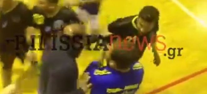 Έξαλλος ο Γιάννης Αϊβάζης σε αγώνα χάντμπολ! Παραλίγο να πιαστεί στα χέρια (Βίντεο) Έξαλλος ο Γιάννης Αϊβάζης σε αγώνα χάντμπολ! Παραλίγο να πιαστεί στα χέρια (Βίντεο)