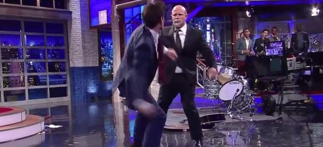 Bruce Willis: Έπαιξε ξύλο με παρουσιαστή on air (Βίντεο)