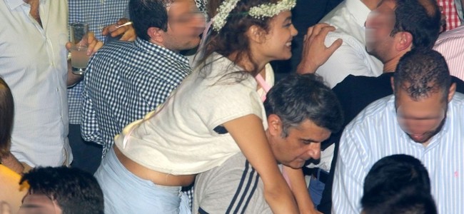 Πλάκα-Αποστολάκης:Ο μεγάλος έρωτας, το παιδί και το ξεσκόνισμα (Nassos blog)