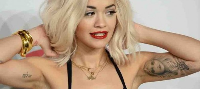 Rita Ora: Το βαθύ ντεκολτέ αποκάλυψε το στήθος της Rita Ora: Το βαθύ ντεκολτέ αποκάλυψε το στήθος της