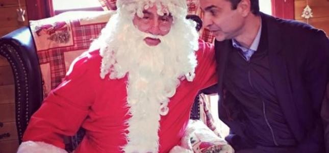 Ο Κυριάκος Μητσοτάκης, ποζάρει με τον …Άγιο Βασίλη!