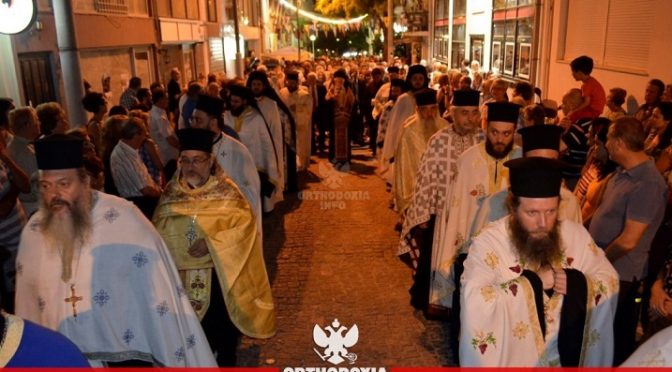 Χιλιάδες πιστοί κατέκλυσαν χθες το Μαρούσι και τον πανηγυρίζοντα Ιερό Ναό της Κοιμήσεως της Θεοτόκου για να τιμήσουν το πρόσωπο της Παναγίας.