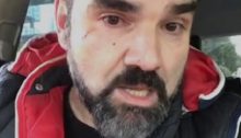 Επίθεση με βαριοπούλες καταγγέλλει ότι δέχτηκε μέσα στο αυτοκίνητό του ο δημοσιογράφος Νάσος Γουμενίδης στην λεωφόρο Κηφισίας.