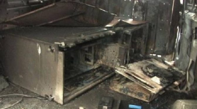 Άγνωστοι προκάλεσαν έκρηξη σε τρία ΑΤΜ σε εμπορικό κέντρο στο Μαρούσι, σήμερα τα ξημερώματα.