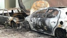 Εκτεταμένες υλικές ζημιές σε δύο σταθμευμένα οχήματα στην οδό Οδυσσέα Ανδρούτσου στα Βριλήσσια, προκάλεσε πυρκαγιά που εκδηλώθηκε κάτω από άγνωστες συνθήκες στις 3:20 τα ξημερώματα της Δευτέρας.
