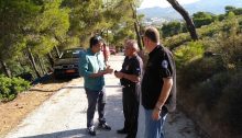 Μετά από κατεπείγουσα αναφορά της Πολιτικής Προστασίας του Δήμου Βριλησσίων, το βράδυ της Τετάρτης 18 Ιουλίου, στην Πυροσβεστική και το Δασαρχείο, για ασυνήθη διάταξη κομμένων κλαδιών εντός σημείων του Δάσους Θεόκλητου, κλιμάκια των δυο αρχών έσπευσαν σε άμεση επιθεώρηση της περιοχής.