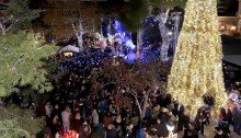Συντροφιά με την αγαπημένη Ελληνίδα ποπ σταρ Δέσποινα Βανδή, σε ένα σκηνικό όλο λάμψη και κόσμο με εορταστική διάθεση, φωταγώγησε ο Δήμαρχος Γιώργος Πατούλης, το Χριστουγεννιάτικο Δέντρο στην καρδιά του Αμαρουσίου, πλημμυρίζοντας με φως την πόλη και τις ψυχές των παρευρισκομένων