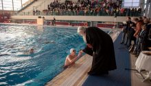 Με λαμπρότητα και με την παρουσία πολλών πολιτών, γιορτάστηκε η γιορτή των Θεοφανίων, την Κυριακή 6 Ιανουαρίου στο κλειστό κολυμβητήριο του Αθλητικού Κέντρου «Ν. Πέρκιζας».