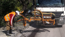 Με μηχάνημα που κλείνει γρήγορα τις λακκούβες γίνεται αποκατάσταση του οδοστρώματος σε πολλά σημεία του Δήμου Αμαρουσίου.