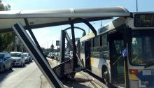 Λεωφορείο χτύπησε σε στέγαστρο στάσης στο Μαρούσι.