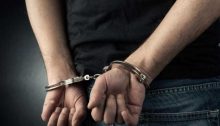 Συνελήφθη, απογευματινές ώρες της 20-3-2023 στη Νέα Φιλαδέλφεια, από αστυνομικούς της Άμεσης Δράσης (Ομάδα ΔΙ.ΑΣ.), 43χρονος ημεδαπός, για απόπειρα ληστείας κατά συναυτουργία.